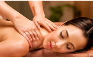 Massage vai gáy cho người ngồi máy tính nhiều